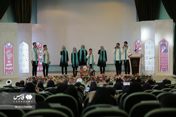 برگزاری ویژه برنامه بزرگداشت روز دانشجو
 6