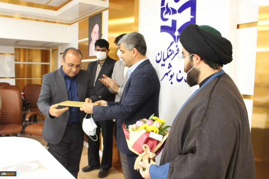 
با حضور جمعی از مسئولان و کارکنان دانشگاه

آئین تجلیل از بازنشستگان جدید دانشگاه فرهنگیان استان بوشهر در سالن کنفرانس پردیس علامه طباطبایی بوشهر برگزار شد.
 13