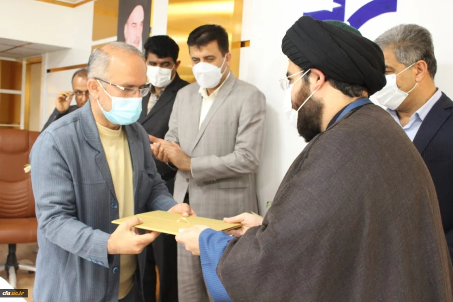 
با حضور جمعی از مسئولان و کارکنان دانشگاه

آئین تجلیل از بازنشستگان جدید دانشگاه فرهنگیان استان بوشهر در سالن کنفرانس پردیس علامه طباطبایی بوشهر برگزار شد.
 14