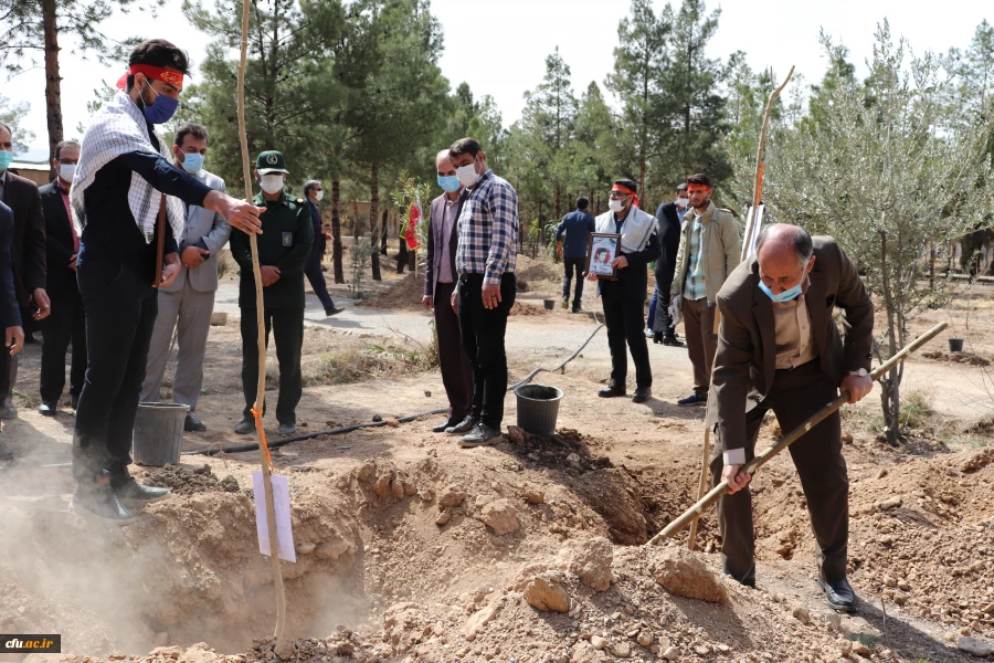 کاشت نهال درخت به یاد شهدای دانشگاه فرهنگیان استان اصفهان 13