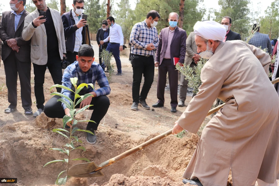 کاشت نهال درخت به یاد شهدای دانشگاه فرهنگیان استان اصفهان 15