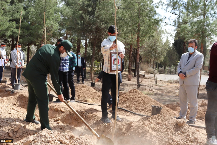 کاشت نهال درخت به یاد شهدای دانشگاه فرهنگیان استان اصفهان 16