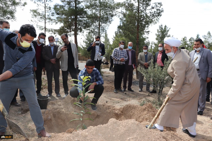 کاشت نهال درخت به یاد شهدای دانشگاه فرهنگیان استان اصفهان 18