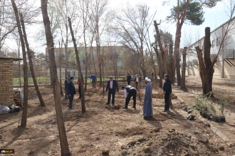کاشت نهال همزمان با روز درختکاری و فرارسیدن هفته منابع طبیعی
 8