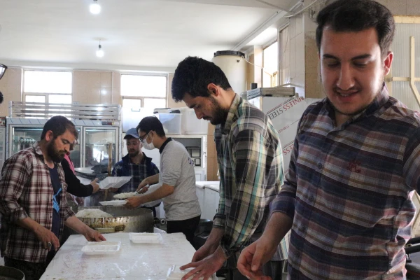 پویش اطعام حسنی طبخ و توزیع شش هزار پرس غذای گرم در ماه مبارک رمضان میان مناطق محروم حاشیه شهر بجنورد توسط دانشگاه فرهنگیان خراسان شمالی 17