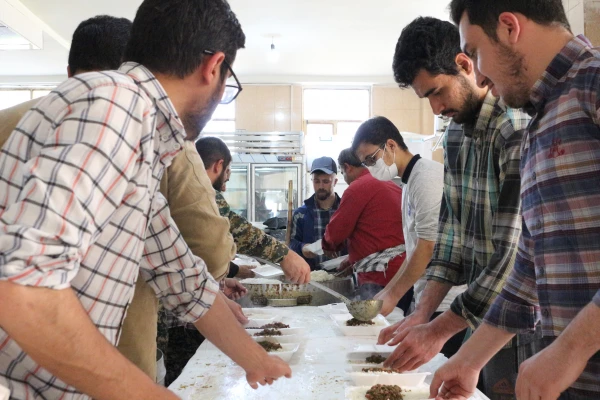 پویش اطعام حسنی طبخ و توزیع شش هزار پرس غذای گرم در ماه مبارک رمضان میان مناطق محروم حاشیه شهر بجنورد توسط دانشگاه فرهنگیان خراسان شمالی 20