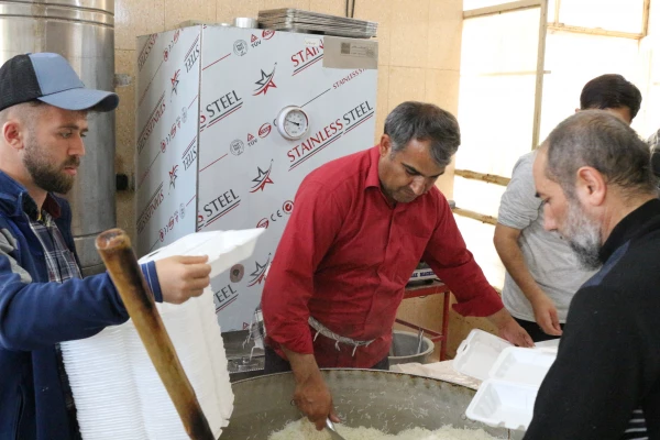 پویش اطعام حسنی طبخ و توزیع شش هزار پرس غذای گرم در ماه مبارک رمضان میان مناطق محروم حاشیه شهر بجنورد توسط دانشگاه فرهنگیان خراسان شمالی 22