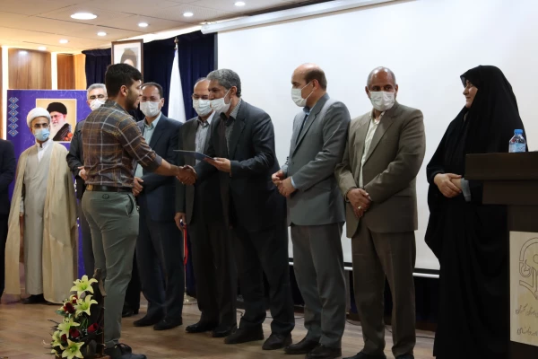 جایگاه معلم، جایگاه مهمی در کشور است، که باید بیشتر مورد توجه قرار گیرد. 8