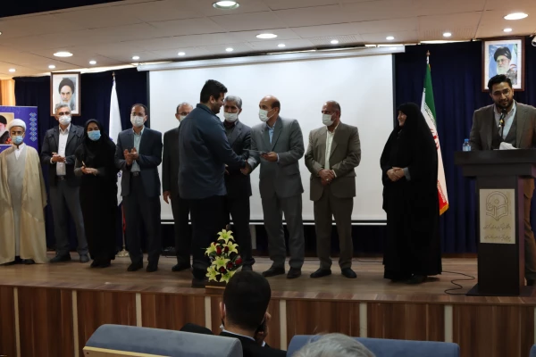 جایگاه معلم، جایگاه مهمی در کشور است، که باید بیشتر مورد توجه قرار گیرد. 9