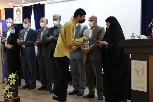 جایگاه معلم، جایگاه مهمی در کشور است، که باید بیشتر مورد توجه قرار گیرد. 10