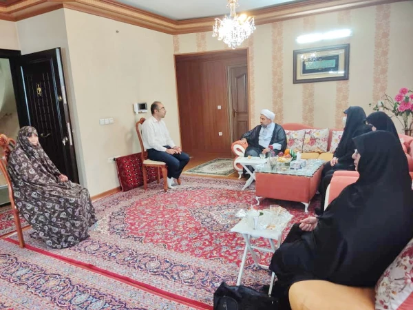 دیدار هیات رئیسه با خانواده های معلمان شهید 7