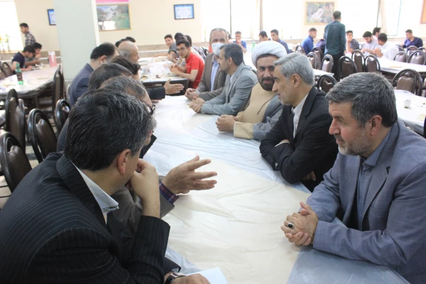 نقطه مشترک همه ی اعضای حاضر، رفع مشکلات پردیس های استان است
 4