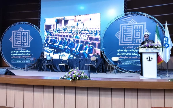 
رفتار واخلاق شهید سلیمانی برای مادرس است ،اخلاص وانجام کار برای رضای خدا از ویژگیهای بارز ایشان بود 2