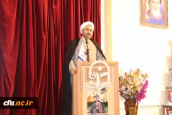 معلم باید نقش های بی پایانی مانند نقش خداوند ایفاء کند تا جامعه را ملکوتی نگه دارد. 2