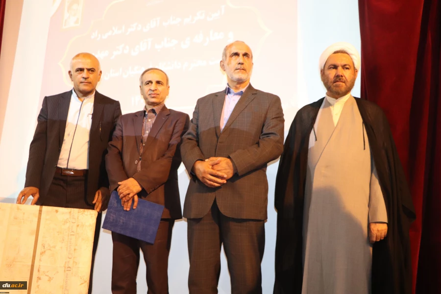 معلم باید نقش های بی پایانی مانند نقش خداوند ایفاء کند تا جامعه را ملکوتی نگه دارد. 4