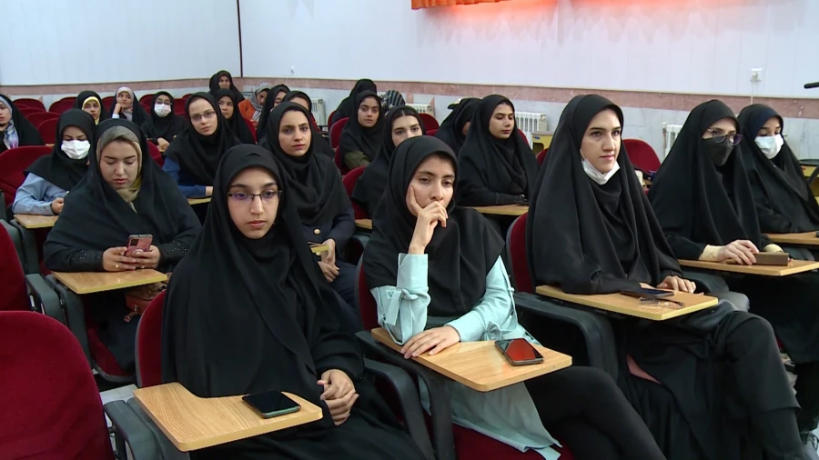 تبادل ایده های دانشجو معلمان در جشنواره رویش قطب دو 3