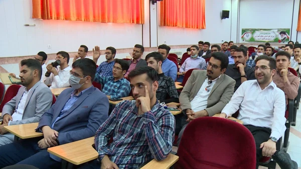 تبادل ایده های دانشجو معلمان در جشنواره رویش قطب دو 4