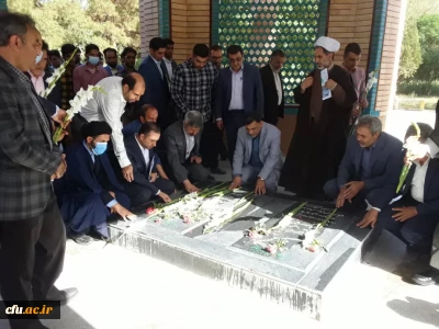 ادای احترام شرکت کنندگان در آیین پایانی ششمین جشنواره رویش به شهدای گمنام