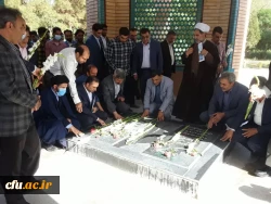 ادای احترام شرکت کنندگان در آیین پایانی ششمین جشنواره رویش به شهدای گمنام 3