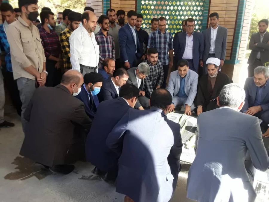 ادای احترام شرکت کنندگان در آیین پایانی ششمین جشنواره رویش به شهدای گمنام 4