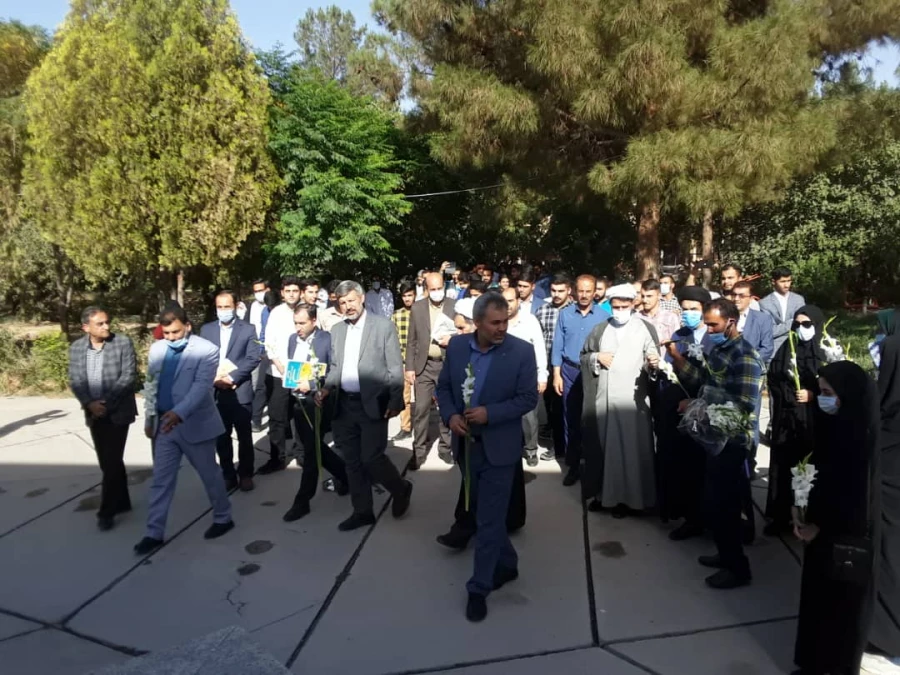 ادای احترام شرکت کنندگان در آیین پایانی ششمین جشنواره رویش به شهدای گمنام 6