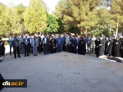 ادای احترام شرکت کنندگان در آیین پایانی ششمین جشنواره رویش به شهدای گمنام 7