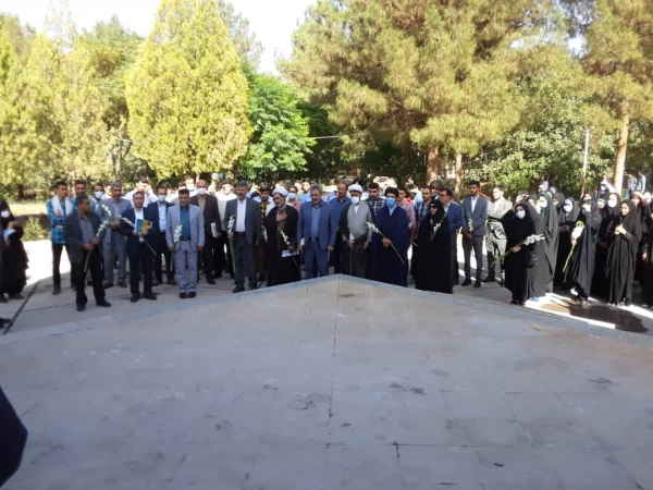 ادای احترام شرکت کنندگان در آیین پایانی ششمین جشنواره رویش به شهدای گمنام 7