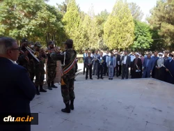 ادای احترام شرکت کنندگان در آیین پایانی ششمین جشنواره رویش به شهدای گمنام 8