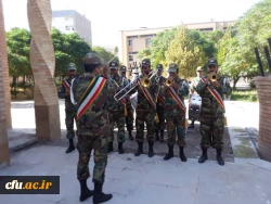 ادای احترام شرکت کنندگان در آیین پایانی ششمین جشنواره رویش به شهدای گمنام 9