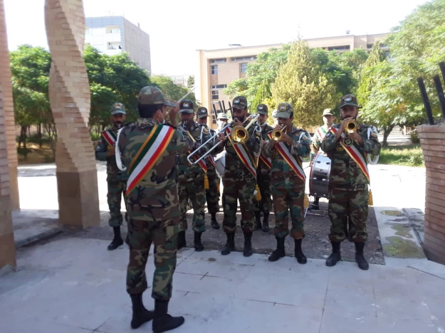 ادای احترام شرکت کنندگان در آیین پایانی ششمین جشنواره رویش به شهدای گمنام 9