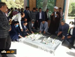 ادای احترام شرکت کنندگان در آیین پایانی ششمین جشنواره رویش به شهدای گمنام 3