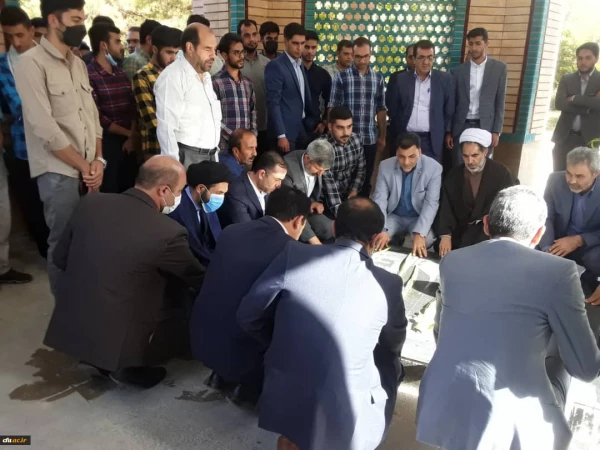 ادای احترام شرکت کنندگان در آیین پایانی ششمین جشنواره رویش به شهدای گمنام 4