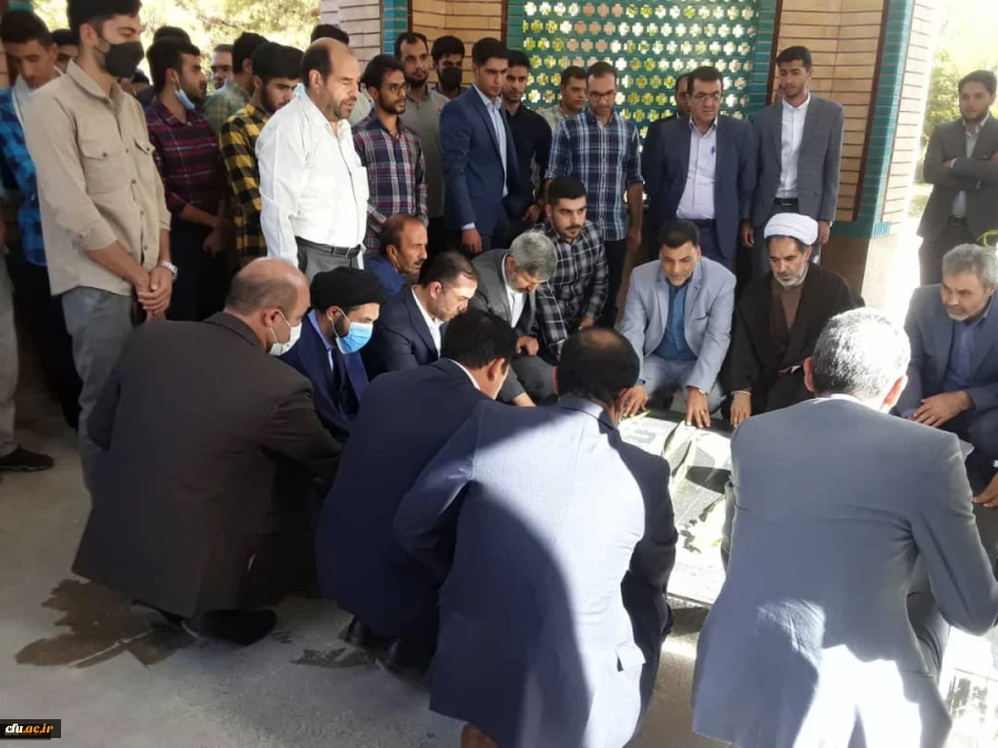 ادای احترام شرکت کنندگان در آیین پایانی ششمین جشنواره رویش به شهدای گمنام 4