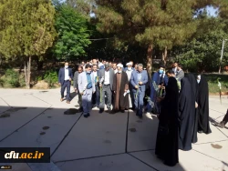 ادای احترام شرکت کنندگان در آیین پایانی ششمین جشنواره رویش به شهدای گمنام 5