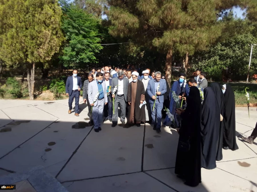 ادای احترام شرکت کنندگان در آیین پایانی ششمین جشنواره رویش به شهدای گمنام 5