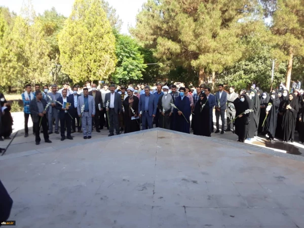 ادای احترام شرکت کنندگان در آیین پایانی ششمین جشنواره رویش به شهدای گمنام 7
