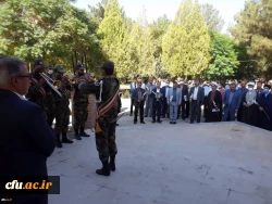 ادای احترام شرکت کنندگان در آیین پایانی ششمین جشنواره رویش به شهدای گمنام 8