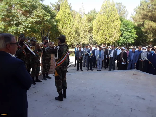 ادای احترام شرکت کنندگان در آیین پایانی ششمین جشنواره رویش به شهدای گمنام 8