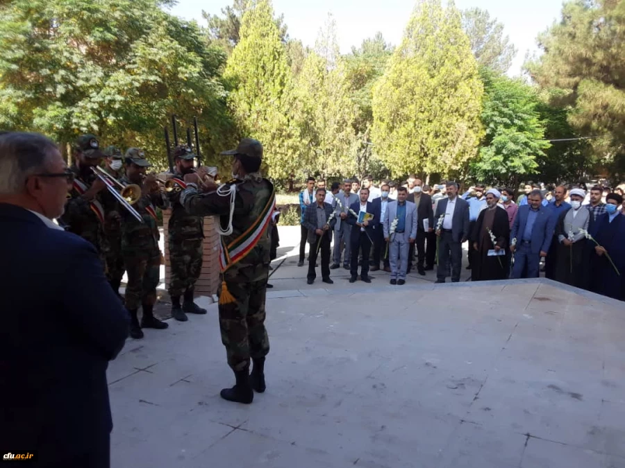 ادای احترام شرکت کنندگان در آیین پایانی ششمین جشنواره رویش به شهدای گمنام 8