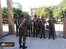 ادای احترام شرکت کنندگان در آیین پایانی ششمین جشنواره رویش به شهدای گمنام 9