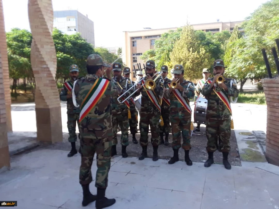 ادای احترام شرکت کنندگان در آیین پایانی ششمین جشنواره رویش به شهدای گمنام 9