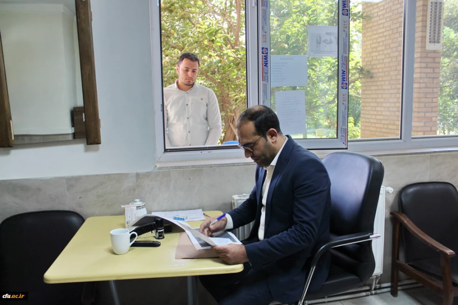 بازدید مدیر امور پردیس ها از روند ثبت نام پذیرفته شدگان کنکور 1401 به روایت تصویر 3