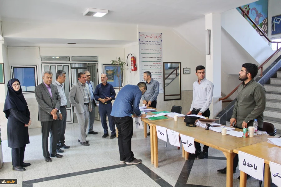 بازدید مدیر امور پردیس ها از روند ثبت نام پذیرفته شدگان کنکور 1401 به روایت تصویر 6