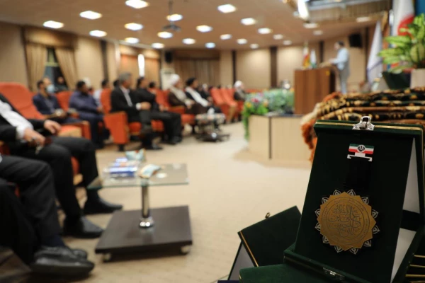 تکریم از خادمان امام حسین(ع) در موکب دانشگاه فرهنگیان در کربلا 19