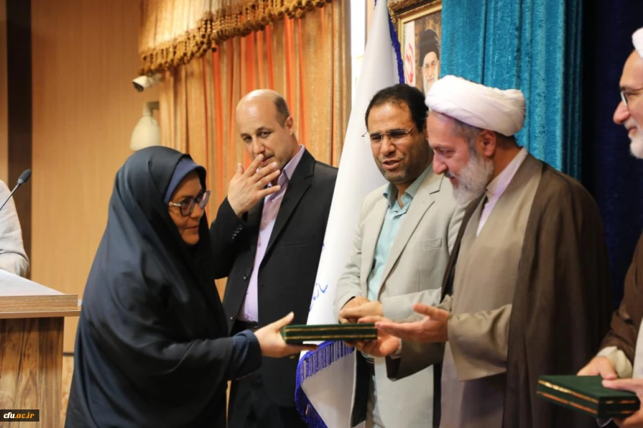 تکریم از خادمان امام حسین(ع) در موکب دانشگاه فرهنگیان در کربلا