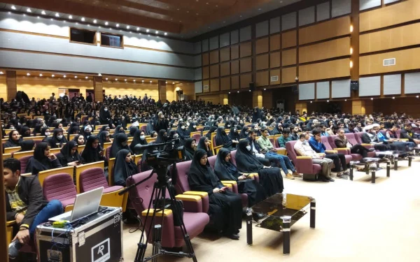 
دانشجو همواره برای ملت ایران مرجع ونقش آفرین بوده است 2