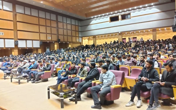 
دانشجو همواره برای ملت ایران مرجع ونقش آفرین بوده است 2