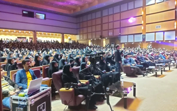 
دانشجو همواره برای ملت ایران مرجع ونقش آفرین بوده است 2