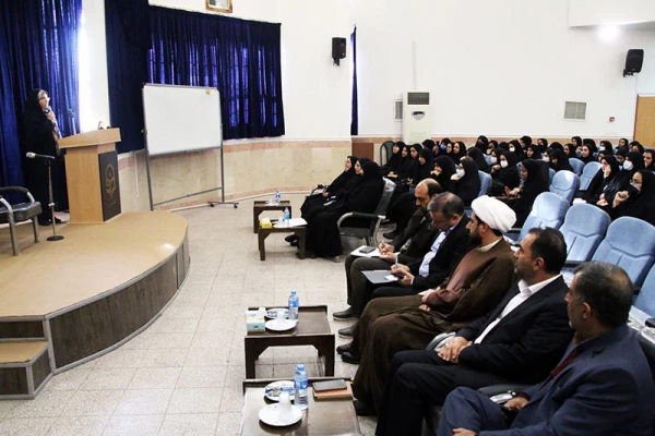 نشست پرسش و پاسخ تبیینی مدیرکل آموزش و پرورش استان سمنان با دانشجومعلمان پردیس الزهرا (س) سمنان 3