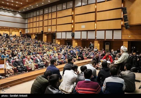 حجت الاسلام قرائتی در جمع دانشجومعلمان دانشگاه فرهنگیان کرمان: 
دانشجو معلمان خود را برای نجات نسل گرفتار شده در زیر رگبار شبهات آماده کنند 2